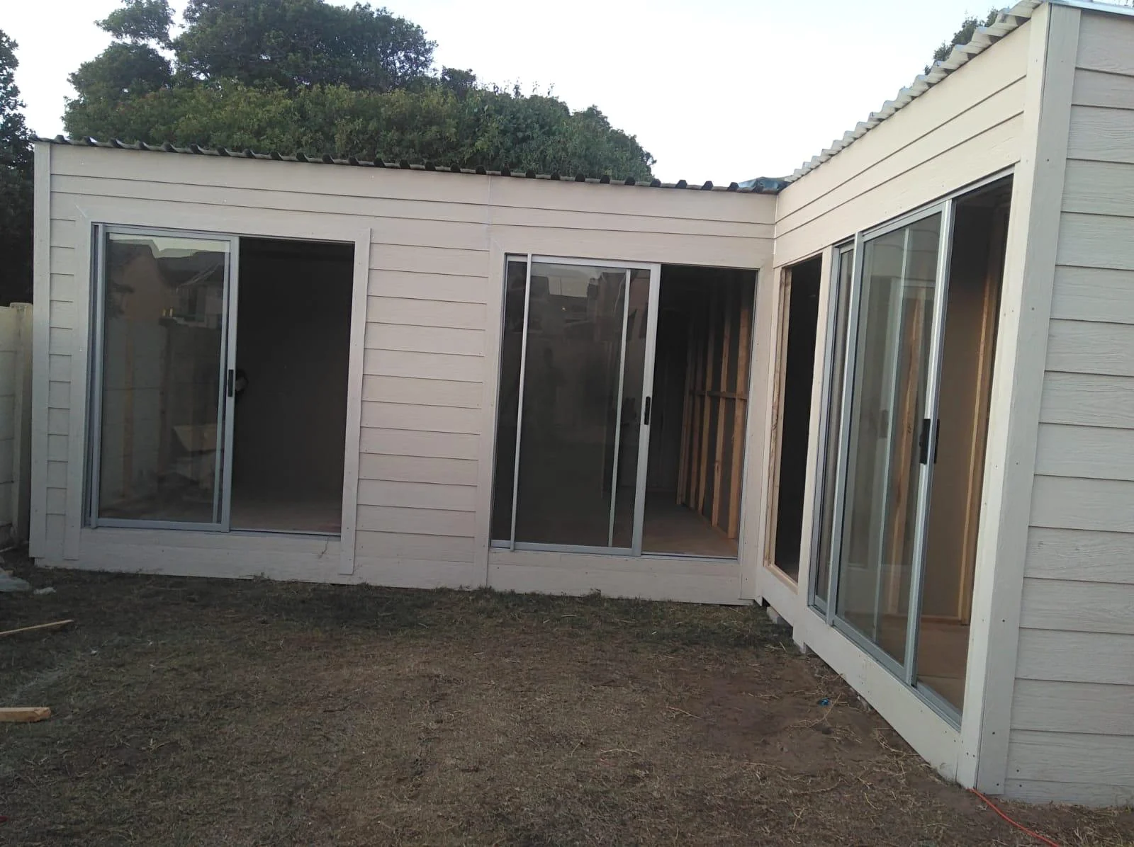 Fibre-cement courtyard with sliding doors